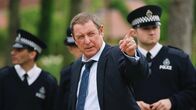 Inspector Barnaby – Detective Chief Inspector Barnaby (John Nettles) teilt seine Mitarbeiter ein.