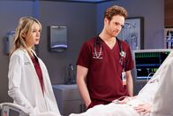 Chicago Med – Arztvisite: Kirsten Hager als Dr. Stevie Hammer, Nick Gehlfuss als Dr. Will Halstead