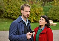 Sturm der Liebe – ARD STURM DER LIEBE FOLGE 1908 Uhr im ERSTEN. Leonard (Christian Feist, l.) überbringt Pauline (Liza Tzschirner, r.) die Schreckensnachricht, dass Daniel mit dem Hubschrauber abgestürzt ist.
