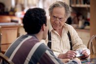 The Goldbergs – Barry Goldberg (Troy Gentile, l.); Albert "Pops" Solomon (George Segal, r.)