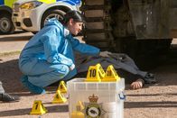 Inspector Barnaby – Dr. Kam Karimore (Manjinder Virk) betastet eine Leiche unter den Ketten eines Panzers.