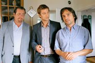 Die Rosenheim-Cops – Hansen (Igor Jeftic, m.) und Prantl (Andreas Giebel, l.) spüren, dass Stefan Strobel (Sebastian Goder, r.) nicht gut auf seinen Ex-Chef zu sprechen ist.