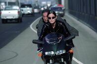 Matrix Reloaded – Obwohl Rebellenführer Morpheus stets vor einer Fahrt auf dem Highway warnte, bleibt Trinity (Carrie-Anne Moss, vorne) keine andere Wahl, bei der Entführung des Schlüsselmachers (Randall Duk Kim, hinten) ...