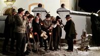 Hoagascht – Joch Weißbacher (rechts) und dem Oberauer Männerchor unterwegs als Anklöpfler im Ortskern von Oberau bei der Kirche während ServusTV's Hoagascht „Klöpfln gehen in Tirol“, Wildschönau, Tirol, Österreich am 24. November 2025.
