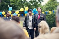 Blockbustaz – Sol (Eko fresh, l.) hält eine Rede über Hartmann (Martin Armknecht, r.).