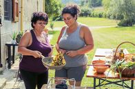 Zu Tisch ... – Luisa (li.) und ihre Tochter Anna (re.) kochen gerne vegane Gerichte mit Gemüse aus dem eigenen Garten.