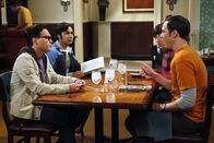 The Big Bang Theory – Während Penny eine Freundin für Raj sucht, fällt Sheldon (Jim Parsons) läppische Alltagsentscheidungen mit Dungeons & Dragons Würfeln ...