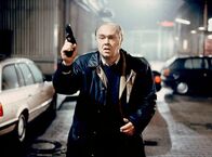 Tatort – Kommissar Flemming (Martin Lüttge) schreckt davor zurück, seine Waffe einzusetzen, nachdem er einen Mann in Notwehr getötet hat.