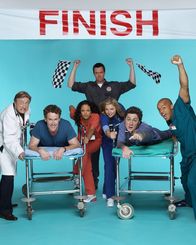 Scrubs - Die Anfänger – (2. Staffel) - Die Belegschaft des Sacred Heart Hospitals muss täglich mit neuen Überraschungen rechnen: J.D. (Zach Braff, 2.v.r.), Turk (Donald Faison, r.), Dr. Phil Cox (John C. McGingley, 2.v.l.), Hausmeister (Neil Flynn, M.), Dr. Bob Kelso (Ken Jenkins, l.), Elliot (Sarah Chalke, 3.v.r.), und Carla (Judy Reyes, 3.v.l.) ...