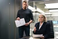 SOKO Wien – Major Max Herzog (Martin Gruber) zeigt Oberst Henriette Wolf (Brigitte Kren) die Auswertung der Fingerabdrücke, die beweisen, dass Alinas Blumenstrauß von Joachim Freytag war.