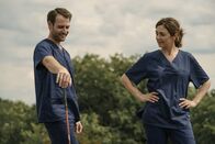 Doktor Ballouz – Marks (Daniel Fritz) Medizin gegen schlechte Laune: Eine Runde Golf auf dem Krankenhausdach. Er bietet Dr. Barbara Forster (Julia Richter) eine Partie an.