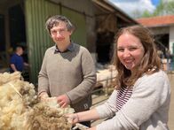 plan b – Ruth Werwai und Marten Wellbrock bauen sich Netzwerk aus kleinen Schäfereien auf und retten die Wolle vor dem Müll.