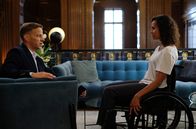 Das Netz - Prometheus – Diana (Angel Coulby) spricht mit dem erfolgreichen Talent-Scout und Besitzer einer Fußballakademie Richard Felgenbauer (Tom Wlaschiha).
