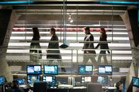 Castle – Sophia Turner (Jennifer Beals, l.) und Martin Danberg (Josh Stamberg, 2.v.l.) bringen Richard Castle (Nathan Fillion, 2.v.r.) und Kate Beckett (Stana Katic, r.) in das Geheimversteck der CIA ...