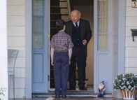 Young Sheldon – L-R: Sheldon Cooper (Iain Armitage) und Dr. John Sturgis (Wallace Shawn)
