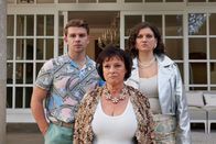 Die Liesl von der Post – v.li.: John Möschl (Simon Morzé), Dietlinde Möschl (Wiltrud Schreiner), Nadine Jäger (Magdalena Köchl)