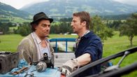 Der Bergdoktor – Hans Gruber (Heiko Ruprecht, r.) macht Arthur Distelmeier (Martin Feifel, l.) ein Angebot, um ihm aus der Krise zu helfen.