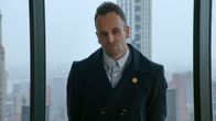 Elementary – Sein neuer Fall wirft zahlreiche Fragen auf: Holmes (Jonny Lee Miller) ...