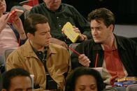 Two and a Half Men – Um Alan (Jon Cryer, l.) von seinem Schmerz etwas abzulenken, geht Charlie (Charlie Sheen, r.) mit ihm ins Kino ...