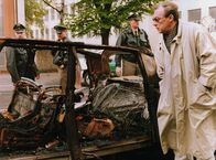 Polizeiruf 110 – Kommissar Schmücke (Jaecki Schwarz) untersucht das ausgebrannte Auto.