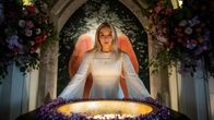 Killing Eve – Villanelle (Jodie Comer) hat nach all den Jahren als schonungslose Auftragskillerin überraschenderweise zur Kirche gefunden. Doch alte Gewohnheiten sterben schwer.