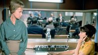 Charade – Die Amerikanerin Reggie (Audrey Hepburn, re.) und die Französin Sylvie Gaudet (Dominique Minot, li.) arbeiten als Dolmetscherinnen in Paris. Seit ihr Ehemann ermordet wurde und sie von dubiosen Gestalten verfolgt wird, versteht Reggie die Welt nicht mehr.