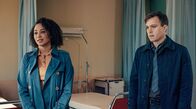 Professor T – Als sie mit ihren Ermittlungen nicht weiterkommen, besuchen Lisa (Emma Naomi) und Dan (Barney White) den Professor im Krankenhaus.