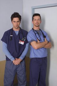 Scrubs - Die Anfänger – Nick (Sean Hayes, r.), ein neuer junger Assistenzarzt kommt ins Krankenhaus und stellt J.D. (Zach Braff, l.) ungewollt in den Schatten. Doch das kann sich J.D. nicht gefallen lassen ...