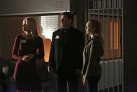 Castle – Alexis (Molly C. Quinn, r.) und ihr Vater (Nathan Fillion, M.) treffen sich in der Todeszelle mit Maggie (Joelle Carter, l.), deren Verlobter in drei Tagen hingerichtet werden soll ...