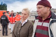 Notruf Hafenkante – Mäggy (Johanna Bittenbinder, l.) und Heinz Heuer (Jan Peter Heyne, r.) finden sich nicht ganz unsympathisch.