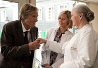 Fliegen lernen – Dr. Steinberg (Horst Janson, links) ist neugierig auf das Naturheilpräparat, das Eva (Gesine Cukrowski, rechts) in Annies (Eva-Maria Hagen) altbackener Provinzapotheke entwickelt hat.