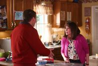The Middle – Dr. Ted Goodwin (Jack McBrayer, l.); Frankie (Patricia Heaton, r.)