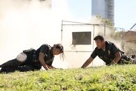 The Rookie – Ein Routineeinsatz nimmt eine lebensgefährliche Wendung, als Nolan (Nathan Fillion) und Chen (Melissa O'Neil) gerade so der Explosion eines deponierten Sprengsatzes entkommen.