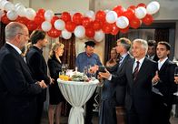Rote Rosen – ARD ROTE ROSEN FOLGE 979 Uhr im ERSTEN. Als Thomas (Gerry Hungbauer, 2.v.r.) in letzter Sekunde doch einen Standesbeamten (Rudolf Simonitsch, 3.v.l.) anbringt, muss Elke (Barbara-Magdalena Ahren, 3.v.l.) sich endgültig entscheiden, ob sie Nicos (Markus Graf, M.) wirklich heiraten will (mit Rolf Nagel, l., Christoph Kottenkamp, 2.v.l., Birgit Würz, 5.v.r, Hermann Toelcke, 2.v.r., Fabian Oscar Wien, r.).