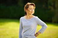 Mum – Nach etwas Stau hat es Cathy (Lesley Manville, im Bild) mit Jason und Kelly zum Anwesen geschafft.