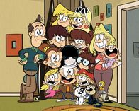 Willkommen bei den Louds – L-R: Lynn Loud Sr., Lola Loud, Luan Loud, Luna Loud, Lori Loud, Lincoln Loud, Lucy Loud, Leni Loud, Lynn Loud, Lisa Loud, Lana Loud, Charles, Cliff, Geo, Walt, Rita Loud, Lily Loud