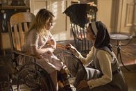 Annabelle 2 – Janice (Talitha Bateman, l.); Schwester Charlotte (Stephanie Sigman, r.)