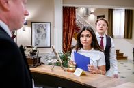 Sturm der Liebe – Lale (Yeliz Simsek, M. mit Lukas Leibe, r.) ist unter Druck, weil sie mit Christoph sprechen muss. ARD/Christof Arnold (mit Komparse)