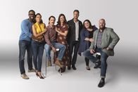 This Is Us - Das ist Leben – (2. Staffel) - THIS IS US: (v.l.n.r.) Randall (Sterling K. Brown), Beth (Susan Kelechi Watson), Jack (Milo Ventimiglia), Rebecca (Mandy Moore), Kevin (Justin Hartley), Kate (Chrissy Metz) und Toby (Chris Sullivan) ...