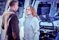 Schnee – Lucia (Brigitte Hobmeier) mit Matthi (Robert Stadlober) vor dem Rettungswagen.