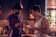 Vierwändeplus – Erik (Moritz Vierboom, l.) reagiert souverän auf Freddies (Eugen Bauder, r.) Vorschlag der Bekleidungsregel: Jeder soll sich wohlfühlen.