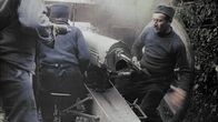 Apokalypse Erster Weltkrieg – Diese französischen Soldaten, bereits taub durch den Höllenlärm der Artillerie, machen kontinuierlich Jagd auf ihren Feind. Mehr als 850 Millionen Granaten werden während des Ersten Weltkrieges abgefeuert. Einen kurzen Hoffnungsschimmer gibt die Waffenruhe über Weihnachten 1914 an der Ost- und Westfront. Doch der Frieden hält nur kurz.