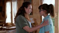 Mia and me – Luciana (Laura Ruocco, l.) hat Saras (Lucia Luna, r.) Brief gefunden und redet ihrer Tochter ins Gewissen, sich wieder für die Schule zu entscheiden.