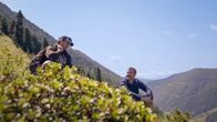 Der Bauer und der Bobo – Florian Klenk (r.) und Christian Bachler auf der Alm.