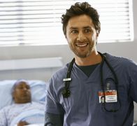 Scrubs - Die Anfänger – Steht unter ständiger Beobachtung von Dr. Maddox: J.D. (Zach Braff, r.) ...
