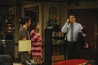 How I Met Your Mother – Da Robin (Cobie Smulders, M.) und Ted (Josh Radnor, l.) seit sie zusammen leben, ständig streiten, beschließen sie "Freunde mit Extras" zu werden und schlafen seitdem bei jeder Gelegenheit miteinander. Ihre Freunde sollen das allerdings nicht wissen. Doch Marshall (Jason Segel, r.) erwischt sie auf frischer Tat ...