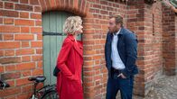 SOKO Wismar – Die Sekretärin des Lotsenbüros – Anna Jacobi (Claudia Graue) – liefert Kommissar Lars Pöhlmann (Dominic Boeer) nicht nur wichtige Informationen zum aktuellen Fall. So wie es aussieht, hat die Frau dem Kommissar gehörig den Kopf verdreht. Ist das etwa der Anfang einer Liebesgeschichte?