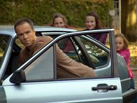 Allein unter Töchtern – Morgens in aller Hektik streikt auch noch das Auto. Jessy (Karoline Teska, 2.v.l.), Marla (Nina Gummich, 2.v.r.) und Floh (Nina Monka, r.) wollen das versteckte Starterkabel aber aus taktischen Gründen nicht rausrücken. Also fasst Harald (Hannes Jaenicke, l.) generalstabsmäßig den Beschluss: Alle müssen schieben ...