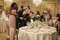 How I Met Your Mother – Auf der Hochzeit seiner Freunde lernt Ted (Josh Radnor, 2.v.r.) die attraktive Victoria (Ashley Williams, r.) kennen und ist sofort von ihr begeistert. Barney (Neil Patrick Harris, 2.v.l.) vergnügt sich derweil mit einer der Brautjungfern (Napiera Groves, l.) ...