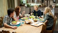 The Kids Are All Right – Alles, wie in einer Familie, nur dass es zwei Mütter und (noch) keinen Vater gibt: Nic (Annette Bening, M.), ihre Lebensgefährtin Jules (Julianne Moore, l.) und die Kinder Joni (Mia Wasikowska, r.) und Laser (Josh Hutcherson).